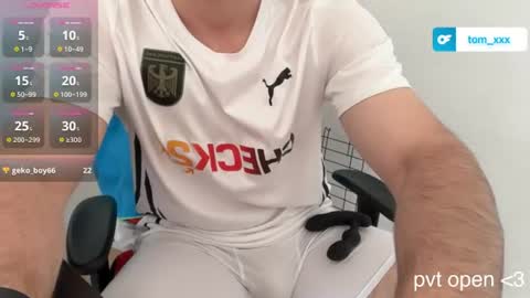 Snapshot of dertom_xxx chatting on 06-19-26, 02:43 Tom online show from 06-19-26, 02:43