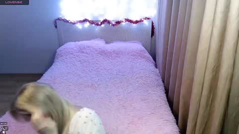 Snapshot of des_ch chatting on 12-22-24, 10:36 Ari online show from 12-22-24, 10:36