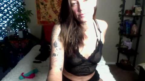 Snapshot of desertluxe87 chatting on 12-04-25, 07:33 desertluxe87 online show from 12-04-25, 07:33