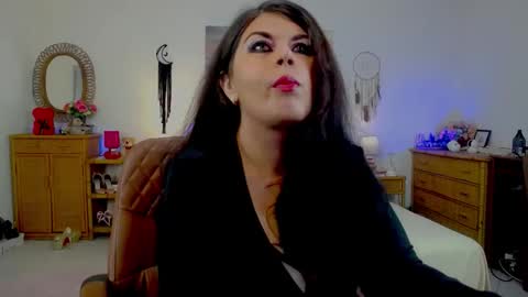 HellenMoon online show from 05-19-26, 08:42