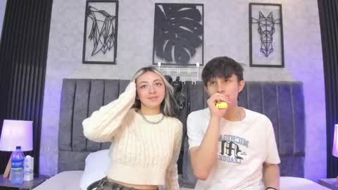 Snapshot of destello_xxx chatting on 05-18-26, 04:02 Destello online show from 05-18-26, 04:02