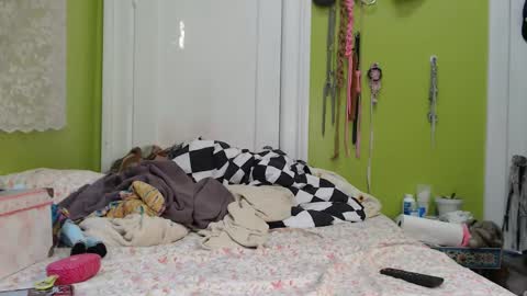 Snapshot of devilg1rl chatting on 01-10-26, 11:09 poutyangel online show from 01-10-26, 11:09