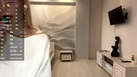 Snapshot of dewdropdoll chatting on 05-15-26, 12:34 dewdropdoll online show from 05-15-26, 12:34