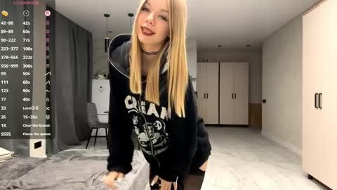 Snapshot of dewdropdoll chatting on 05-26-26, 04:03 dewdropdoll online show from 05-26-26, 04:03
