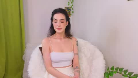 Snapshot of di__moon__ chatting on 11-17-25, 05:08 Di moon online show from 11-17-25, 05:08