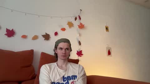 Snapshot of di_n_alex chatting on 10-30-25, 09:00 Di Alex online show from 10-30-25, 09:00