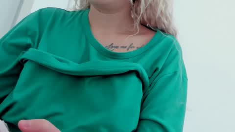 Snapshot of diamond_ava_ chatting on 01-08-25, 07:45 Thea online show from 01-08-25, 07:45