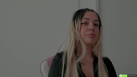 Snapshot of diamond_ava_ chatting on 02-11-25, 07:33 Thea online show from 02-11-25, 07:33