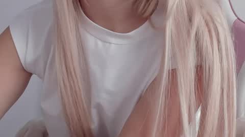 Snapshot of diamond_ava_ chatting on 02-14-25, 07:28 Thea online show from 02-14-25, 07:28