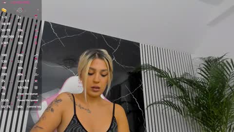 Snapshot of diamond_ava_ chatting on 09-17-25, 07:15 Thea online show from 09-17-25, 07:15