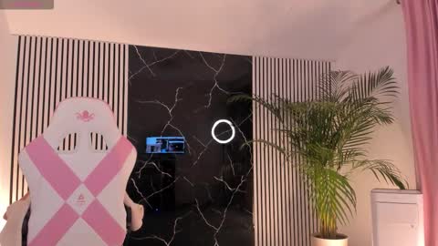 Snapshot of diamond_ava_ chatting on 10-20-25, 04:07 Thea online show from 10-20-25, 04:07