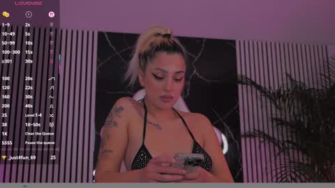 Snapshot of diamond_ava_ chatting on 12-17-25, 05:52 Thea online show from 12-17-25, 05:52