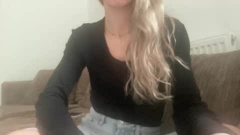 Snapshot of diamondrose_111 chatting on 02-13-25, 03:03 British Diamond Rose online show from 02-13-25, 03:03