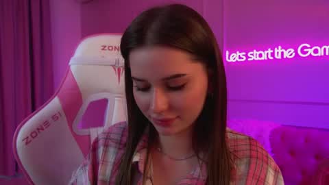 Snapshot of dianabecker chatting on 05-19-26, 02:07 Diana online show from 05-19-26, 02:07