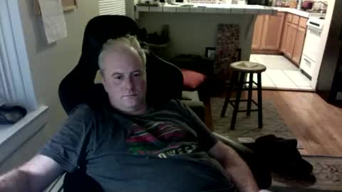 Snapshot of dickflasher5 chatting on 12-18-25, 04:07 Richard Fleischer online show from 12-18-25, 04:07