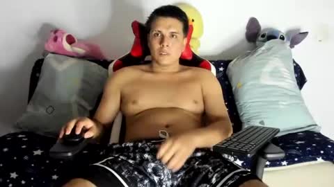 Snapshot of diegodelgado200521 chatting on 06-18-26, 04:35 alexerdiego online show from 06-18-26, 04:35