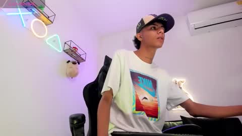 Snapshot of dikey_18 chatting on 12-06-24, 09:02 dikey_18 online show from 12-06-24, 09:02