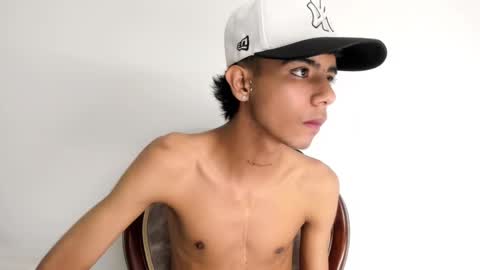 Snapshot of dikey_18 chatting on 02-19-25, 12:25 dikey_18 online show from 02-19-25, 12:25