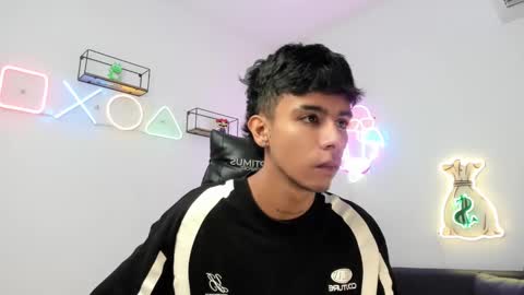 Snapshot of dikey_18 chatting on 03-10-25, 11:27 dikey_18 online show from 03-10-25, 11:27