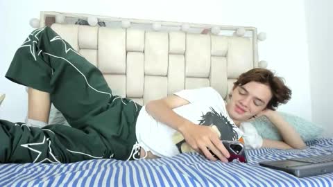 Snapshot of dioniso_69 chatting on 12-15-25, 01:59 apollo online show from 12-15-25, 01:59