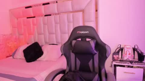 Violet online show from 03-26-26, 01:01