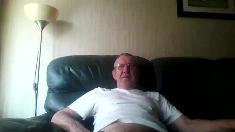 Snapshot of discovery63 chatting on 05-19-26, 12:22 discovery63 online show from 05-19-26, 12:22