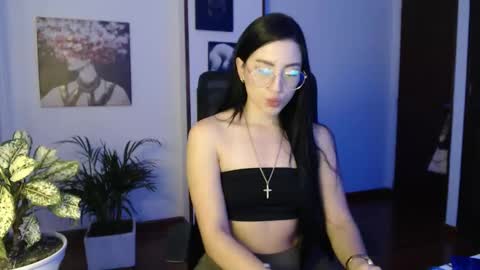 Snapshot of divineisis chatting on 10-30-25, 10:06 Hera online show from 10-30-25, 10:06