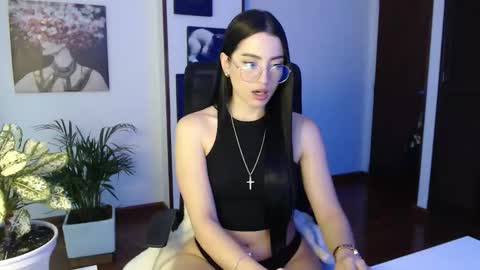 Snapshot of divineisis chatting on 11-06-25, 11:00 Hera online show from 11-06-25, 11:00