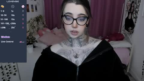 dixipixi_ online show from 04-04-26, 05:38