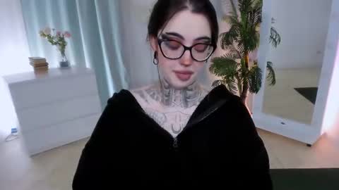 dixipixi_ online show from 06-18-26, 05:41