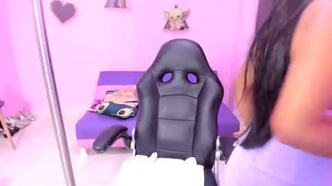 Snapshot of doll___squirt chatting on 10-20-25, 07:58 sofia de la torre online show from 10-20-25, 07:58