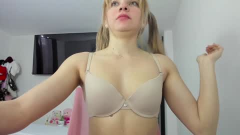 Snapshot of doll_oriana chatting on 01-28-25, 10:12 doll_oriana online show from 01-28-25, 10:12