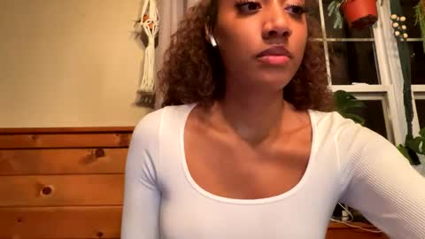 Snapshot of dollfacebeauty_x chatting on 10-05-25, 02:10 Princess DollfaceBeauty online show from 10-05-25, 02:10