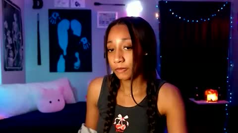 Snapshot of dollfacebeauty_x chatting on 10-19-25, 01:50 Princess DollfaceBeauty online show from 10-19-25, 01:50