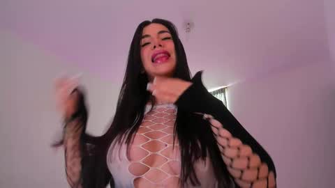 Snapshot of dollyprecious69 chatting on 11-30-25, 04:44 Daniela online show from 11-30-25, 04:44