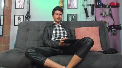 Snapshot of dom2travelers_sm chatting on 02-16-25, 02:54 Diego Castell online show from 02-16-25, 02:54