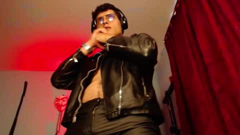 Snapshot of dom2travelers_sm chatting on 09-10-25, 04:40 Diego Castell online show from 09-10-25, 04:40