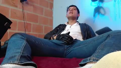 Snapshot of dom2travelers_sm chatting on 10-14-25, 09:37 Diego Castell online show from 10-14-25, 09:37