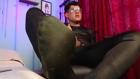 Snapshot of dom2travelers_sm chatting on 10-27-25, 02:54 Diego Castell online show from 10-27-25, 02:54