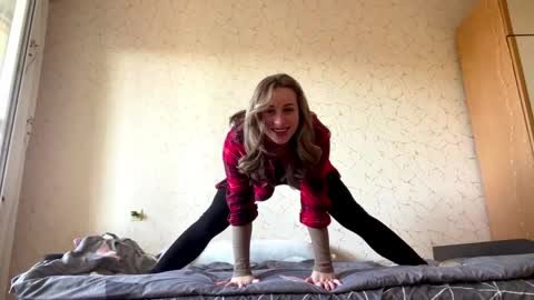 Mia online show from 04-06-26, 08:15