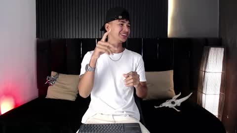 Snapshot of dominic_ghost chatting on 10-15-25, 11:49 Dominic online show from 10-15-25, 11:49