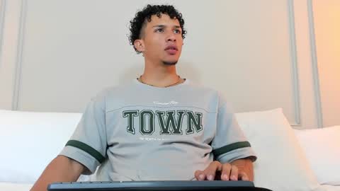 Snapshot of dominick_star chatting on 12-29-24, 03:33 Dominick Star online show from 12-29-24, 03:33