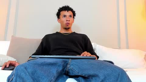 Snapshot of dominick_star chatting on 01-06-25, 03:42 Dominick Star online show from 01-06-25, 03:42