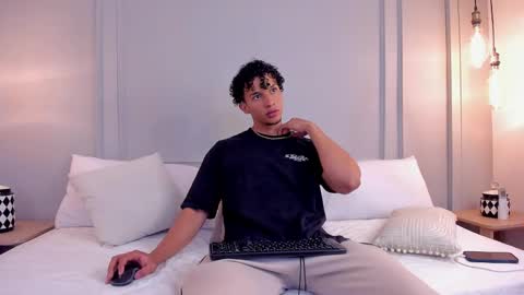 Snapshot of dominick_star chatting on 09-21-25, 04:03 Dominick Star online show from 09-21-25, 04:03