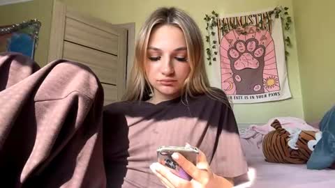 Snapshot of dongbaumgarner chatting on 07-20-26, 10:39 Lily online show from 07-20-26, 10:39