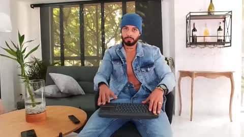 Snapshot of donn_cruz chatting on 09-12-25, 03:23 Victor online show from 09-12-25, 03:23