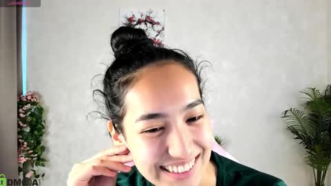 Aura online show from 09-26-25, 03:54