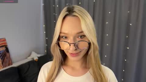 Snapshot of dontouchmyass chatting on 01-18-26, 05:17 Ely online show from 01-18-26, 05:17