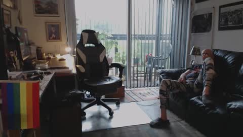 Snapshot of dopeleaf2 chatting on 10-17-25, 09:45 dopeleaf2 online show from 10-17-25, 09:45