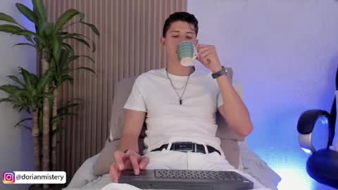 Snapshot of dorian_mystery chatting on 09-30-25, 01:10 dorian_mystery online show from 09-30-25, 01:10